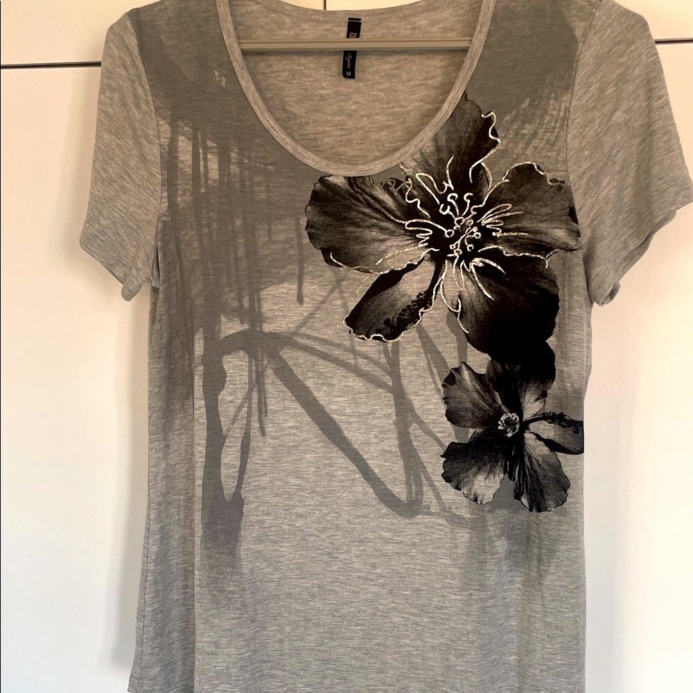 Edista Los Angeles Gray Floral Top with Silver Sparkles